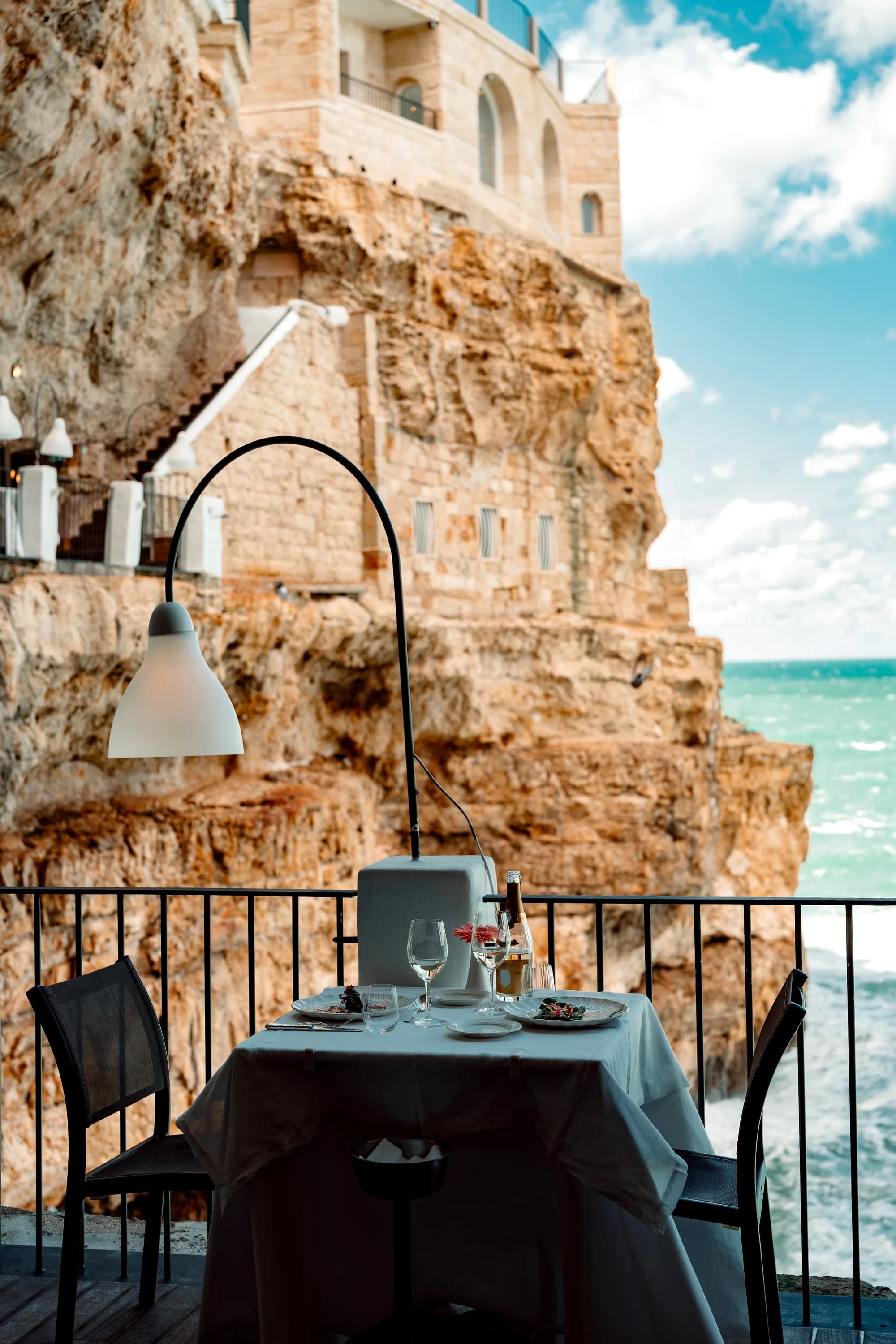 La costa di Polignano a Mare, tra architettura e mare.